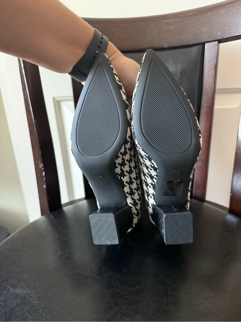 Pointed-Toe Houndstooth Pumps - Black & White